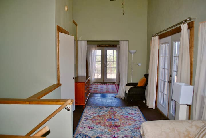 Главната спална соба е на 2 кат и има дополнителен приватен простор за седење и 2 комплета француски врати кои се отвораат кон терасата. 