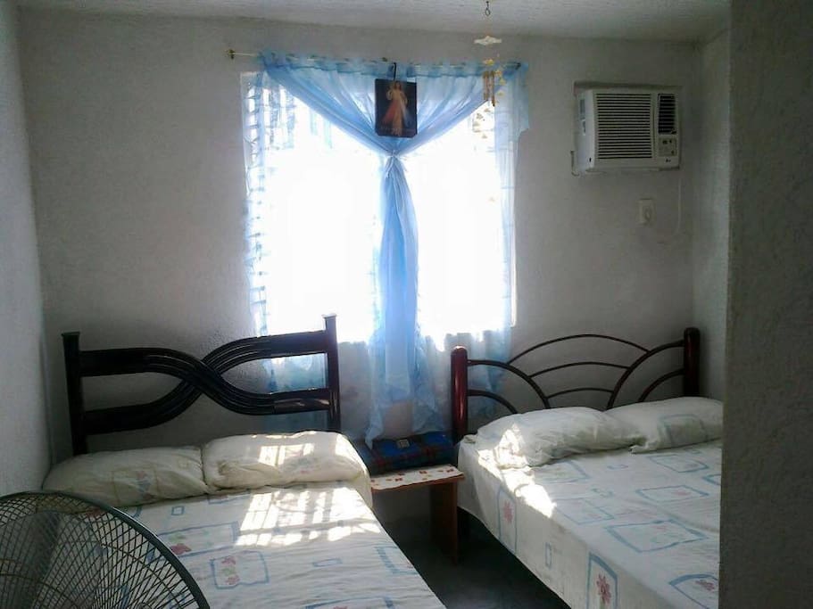 Recámara planta alta con 1 cama matrimonial y 1 individual (3 personas) con closeth y aire acondicionado.