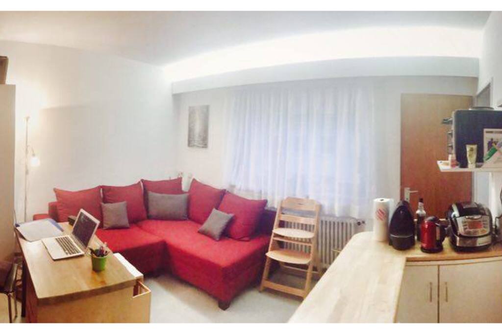 Wohnzimmer mit Küche/Sitting-room with Kitchen