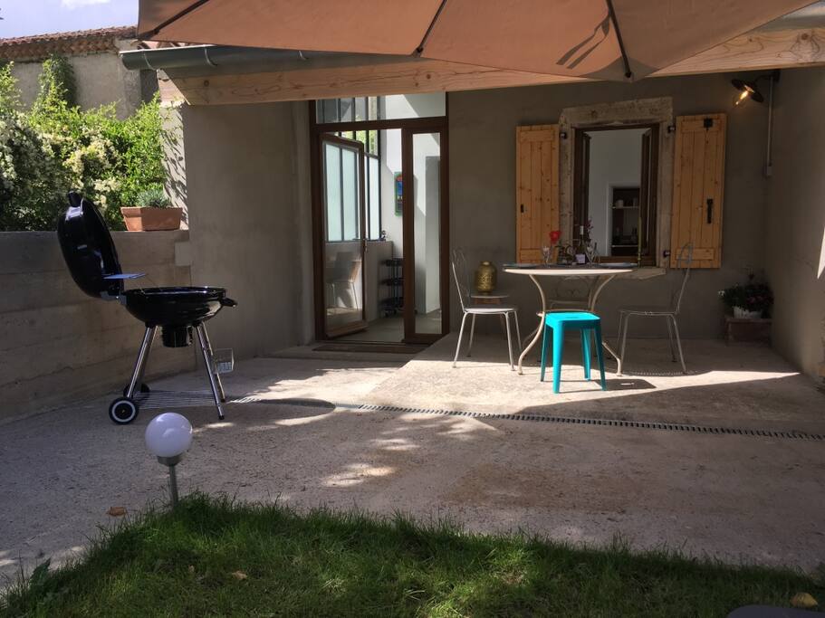 Notre joli gîte, son entrée avec terrasse