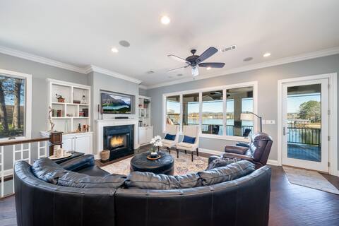 COZY, LUXURY LAKE HOUSE W/ STUNNING LAKE VIEWS!!
