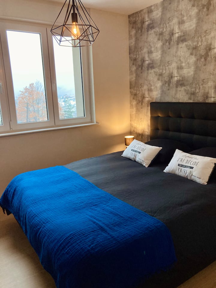 ห้องนอนพร้อมเตียงคู่ 160 x 200 (ผ้าปูที่นอนเสริม) + สมาร์ททีวี