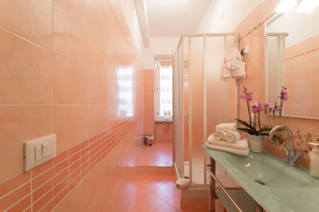 Bathroom 1 - Bagno 1