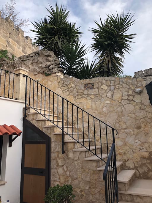 Dettaglio della scala che porta sulla terrazza.