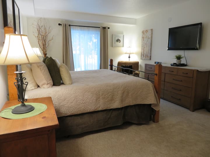 Master Bedroom - King, flat panel, Blu-Ray DVD, private  full BA