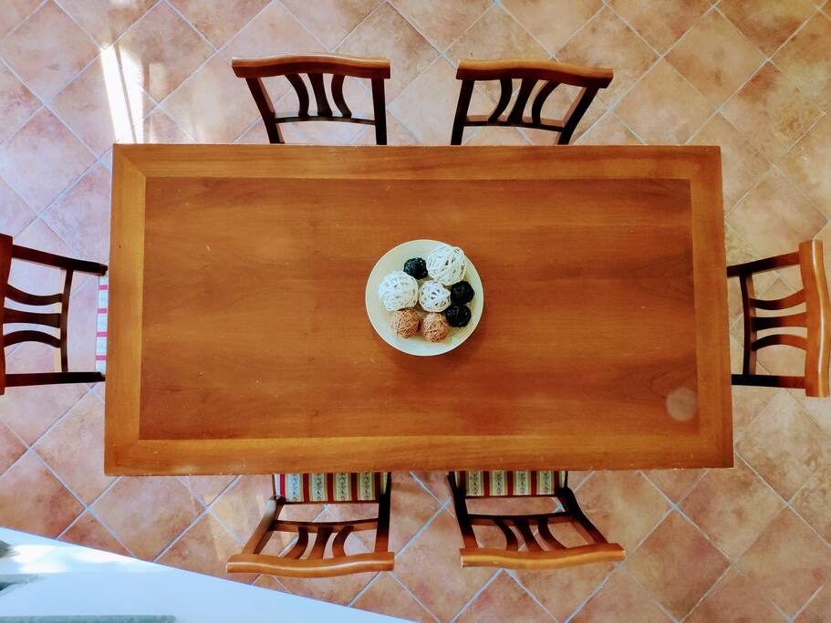 The 6 seats table