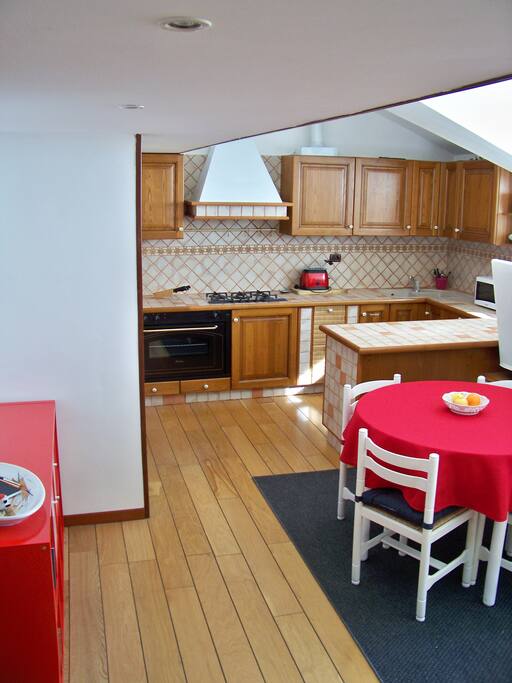 4. Zona pranzo e cucina - Lunch area and kitchen