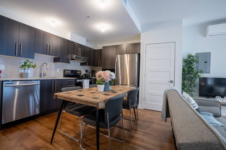 Opulent 2BR Suite Downtown | Walk to Old-Port gallery image 3