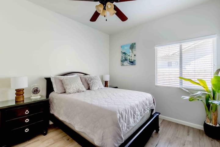 第三间卧室配有标准双人床