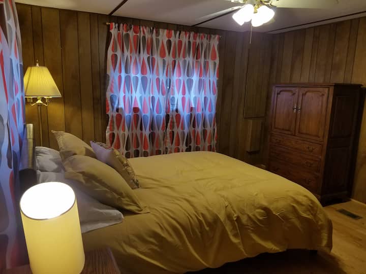 Glavna spavaća soba s bračnim krevetom, budilicom i ladicama za odlaganje. Ormar u ovoj prostoriji sadrži kolica, pakiranje i igru, stolicu za hranjenje, dasku za glačanje, glačalo i pročišćivač zraka.