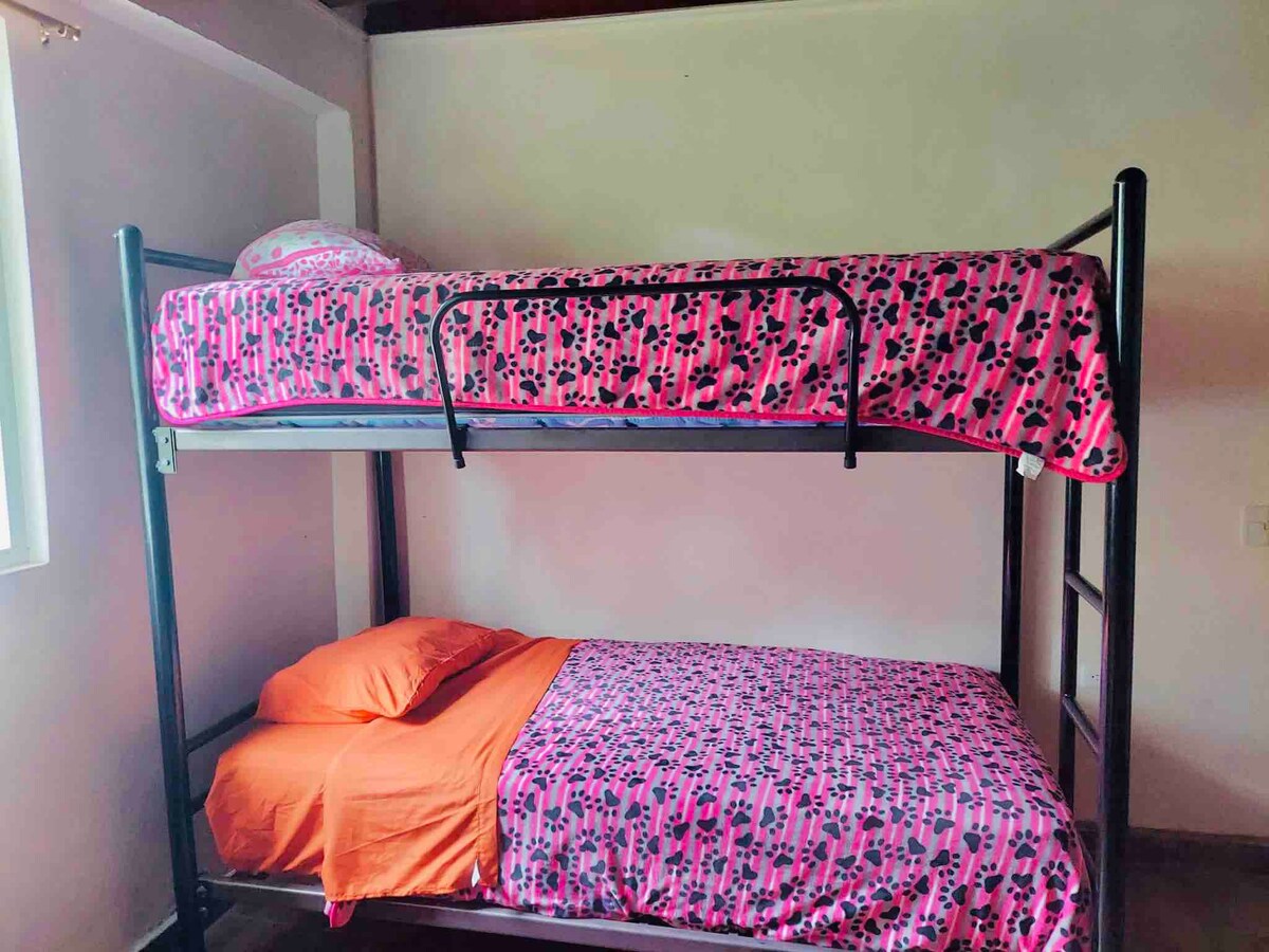 Izba na prvom poschodí s poschodovými posteľami. K dispozícii sú 3 izby 