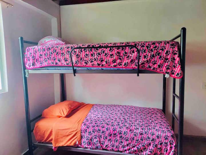 غرفة في الطابق الأول مع أسرّة بطابقين. 3 غرف متاحة 