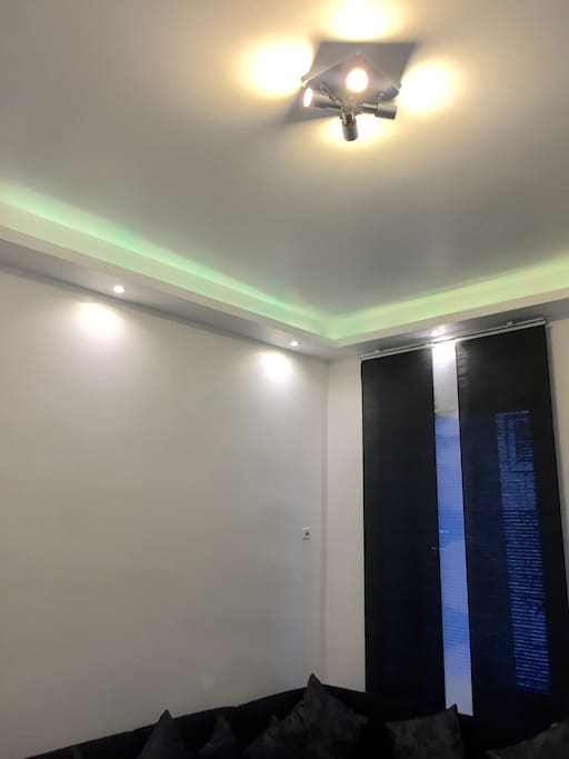 Lichtwand mit wechselnde Farben per Fernbedienung einstellbar.