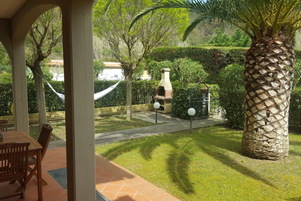 giardino con barbecue