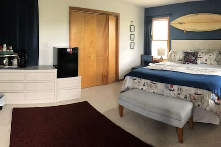 Room with Private Entrance, Deck, Hot Tub/King Bed