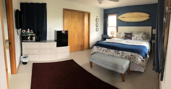 Room w/ Private Entrance, Deck, Hot tub, King Bed