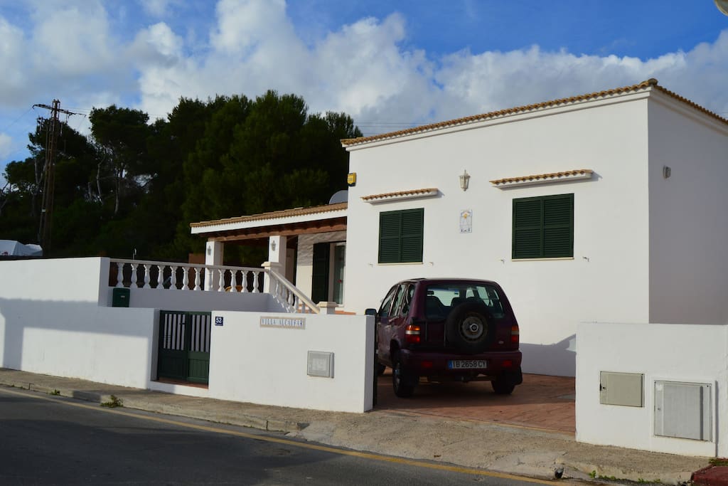 Vista de la casa desde la calle con su propio parking privado