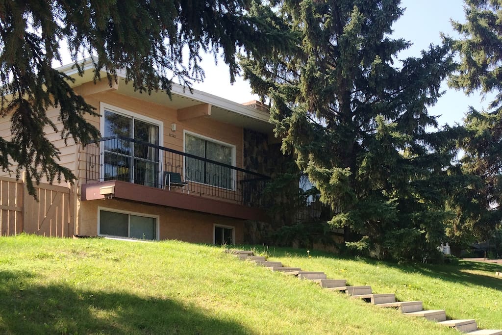 Mid-Century Modern Retreat in Canyon Meadows, 8 min walk to LRT (train to downtown). Front deck with side patio space.