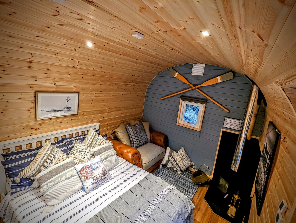 Ayr的室内舒适设施包括一张双人床、双人舒适的双人床、地暖和一个小而有效的燃木炉，让您在冬季休息时保持脚趾吐司。