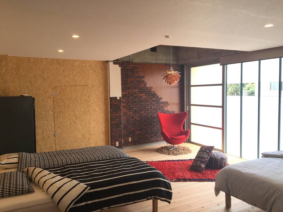 Large room.
My favorite , chair, light. etc...
広い部屋です。
私の好きな 椅子、ライト。
うふっ