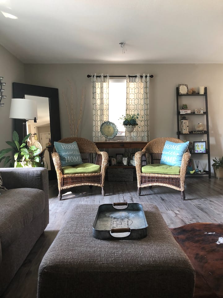 Comfortable Gray Ranch; You Feel Right At Home - Urbana, IL