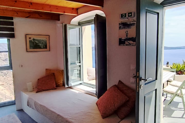 Sitting Room with Caldera View Windows