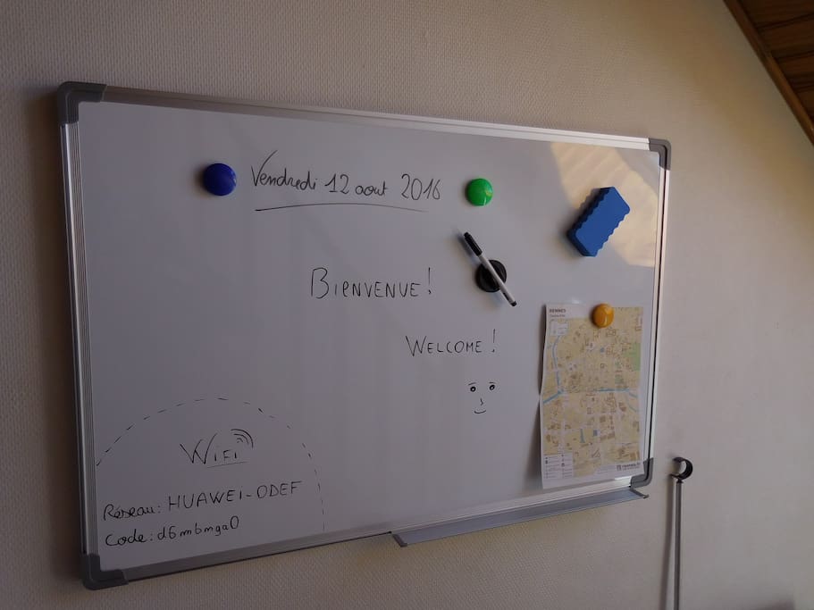 Un tableau pour inscrire des rappels, récupérer la clé wifi ou même dessiner ;-)
A whiteboard to write some reminders, get the wifi Password or even draw on it :-)