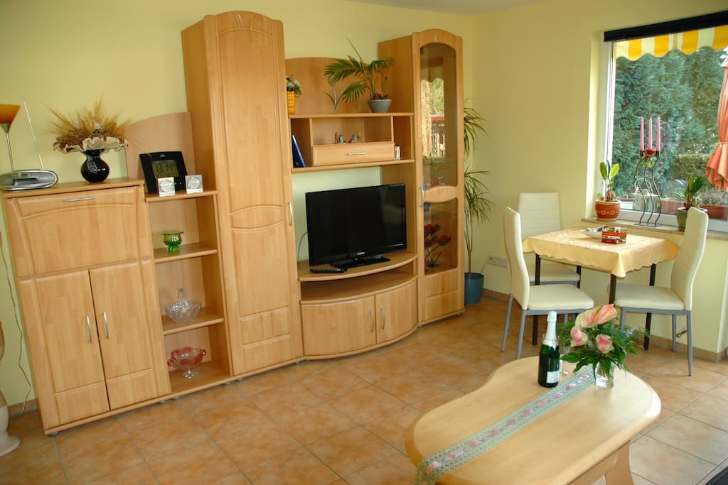 Wohnzimmer mit Flatscreen.