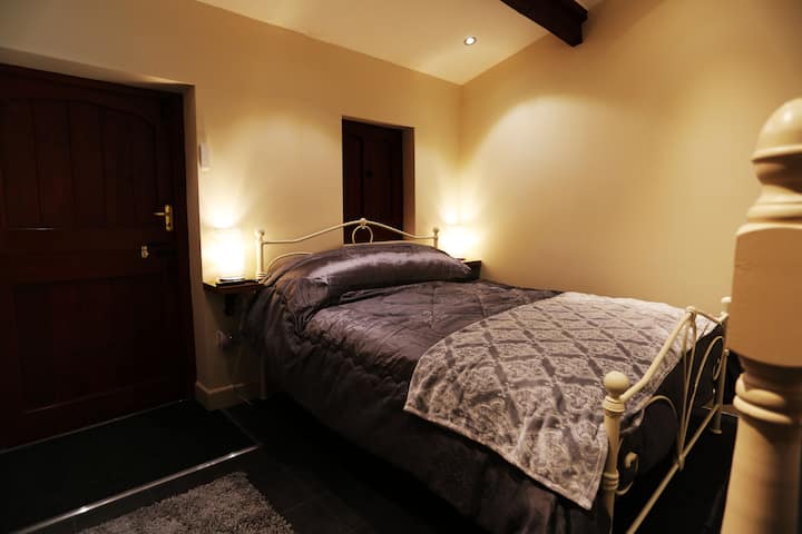 ห้องนอนมีเตียงขนาดคิงไซส์