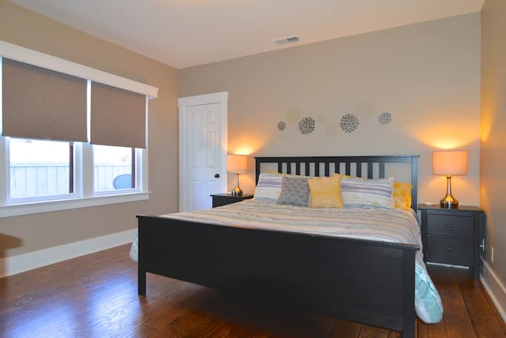 El dormitorio principal tiene una cama king.