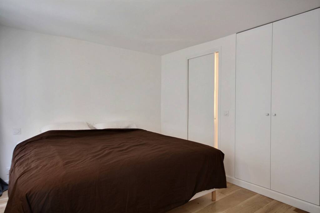 Bedroom
The 14 square meters bedroom has 2 double glazed windows facing courtyard . It is equipped with : king size bed (2m), TV, built-in wall closet, hard wood floor.