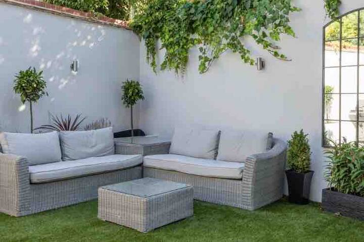 Whole house & parking, large 4 bedrooms gallery image 3