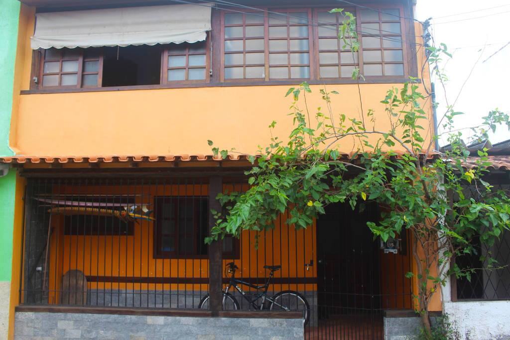 frente da casa com vaga na porta