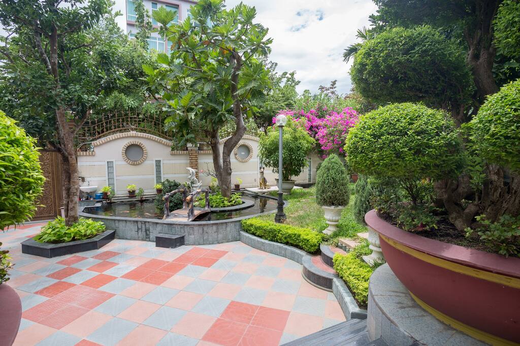“Leon is the best host that we have ever dealt with.” - Di from Australia - May 2017