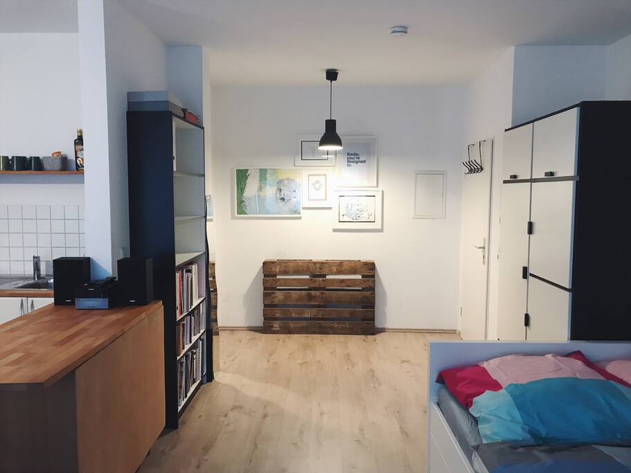 Rechts Eingangstür mit Kleiderhaken, Links Eingang Badezimmer.