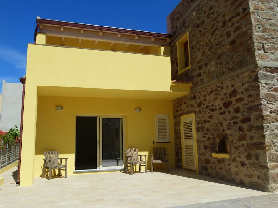 Beautifully restored villa with sun terrace (with outdoor table and chairs)