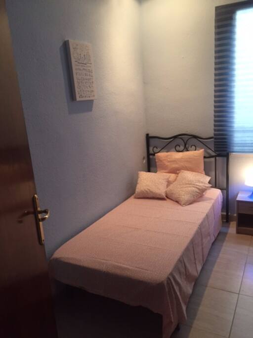 habitacion sencilla , con armarios empotrados