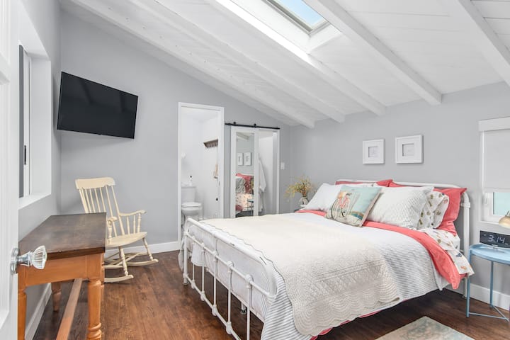 Hlavná spálňa na poschodí s inteligentným televízorom