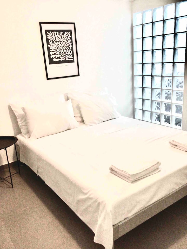 غرفة نوم بمستوى منخفض