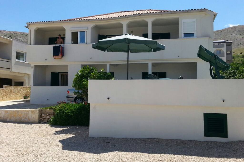 Apartman se nalazi u prizemlju obiteljske kuće.Ispred apartmana je privatni parking,