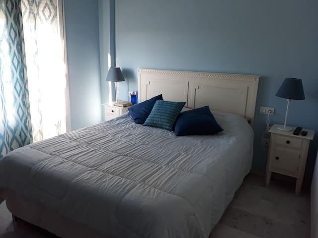 Precio por 3 personas y noche en bahia de Cádiz.