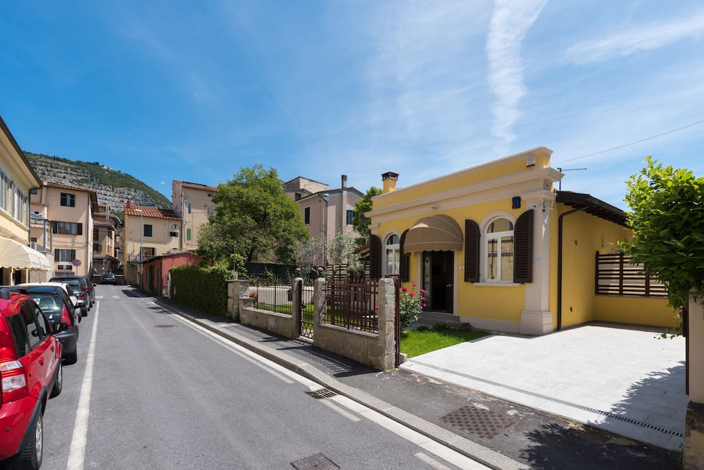 Casa: fronte vista strada