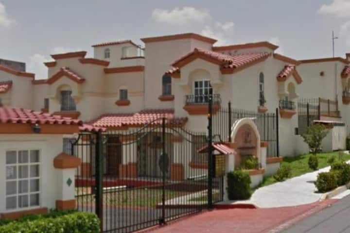 HOUSE IN PRIVATE RESIDENCE