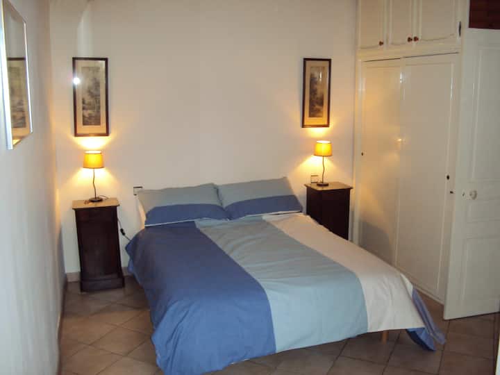 Chumba kikuu cha kulala kwa nyuma na hifadhi ya kutosha na mwonekano wa dirisha. Chumba cha kuogea na choo katika ngazi hii.