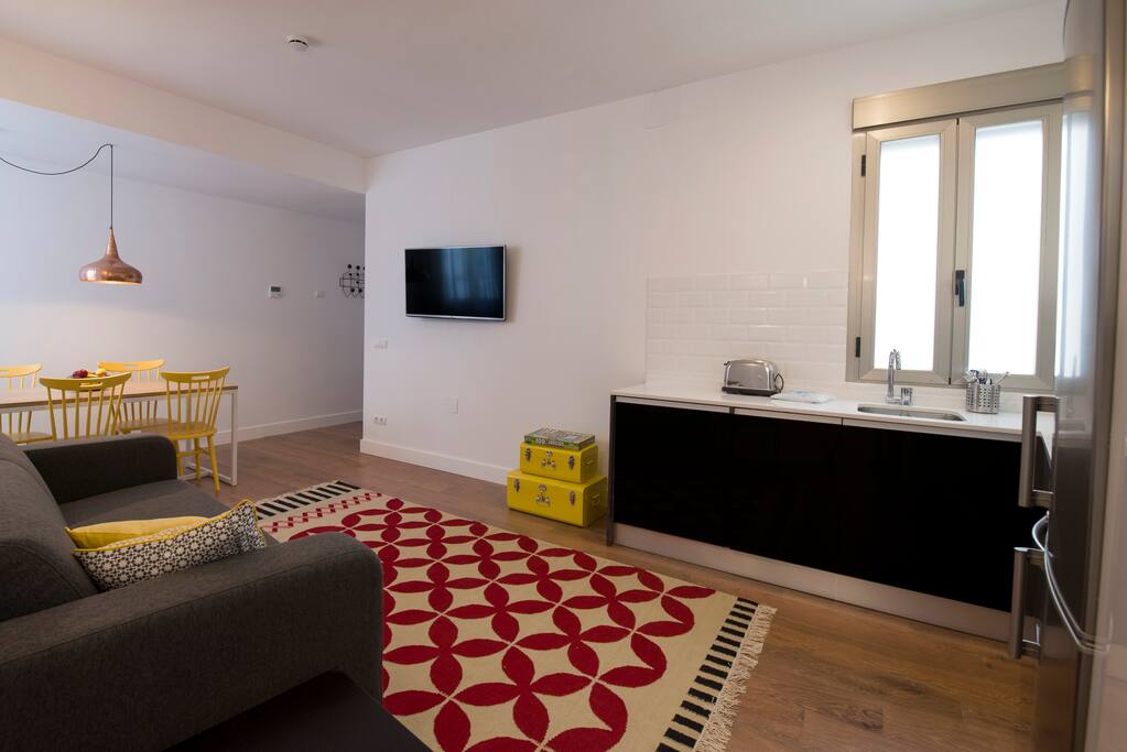 Bonito salón con cocina