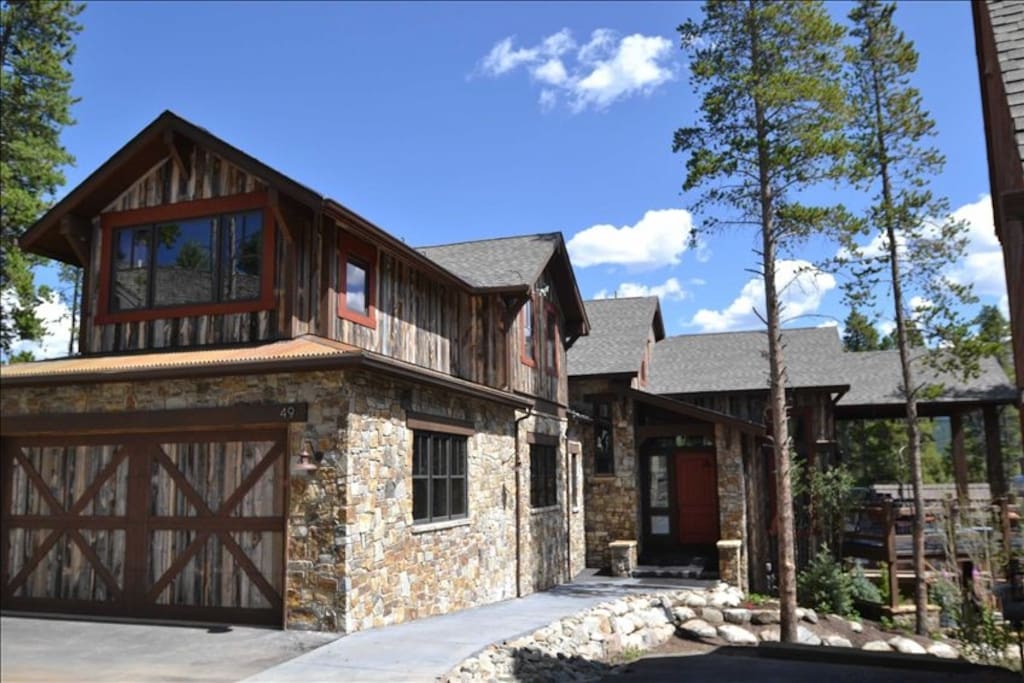 Custom Home, Built by owners, Stone, Snow Fence, Heated Garage, MORE!