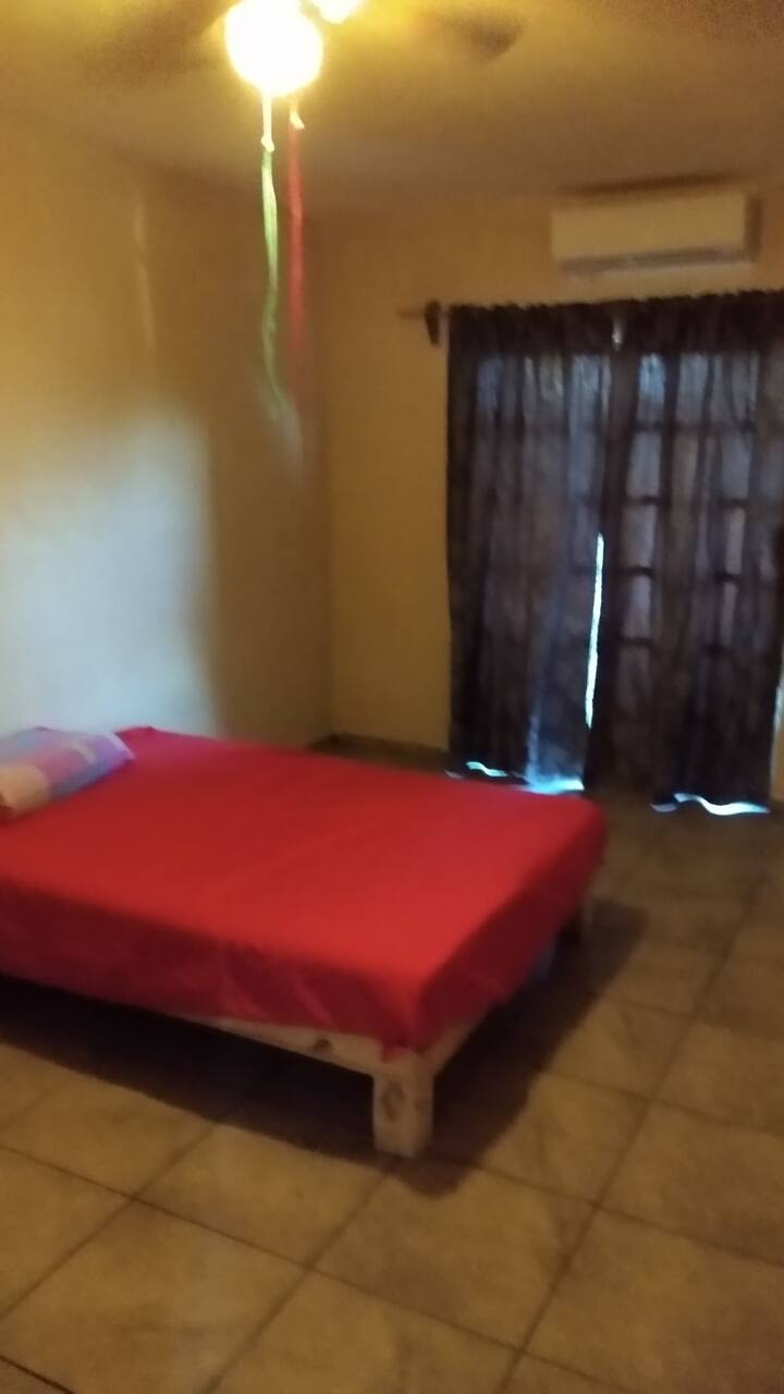 Unico cuarto con aire acondicionado, cuenta con cama queen size, cuarto de closet y cajonera