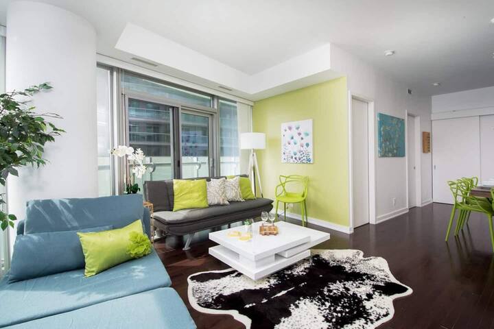 Big Modern Corner 3BDRM Condo MTCC, CN, Waterfront gallery image 3