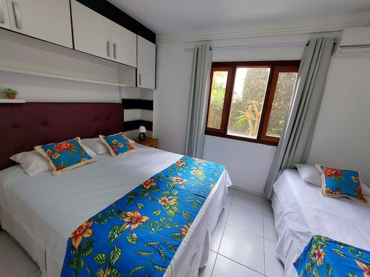 مهجع بسرير بحجم كوين وسرير فردي مكيف وتلفزيون