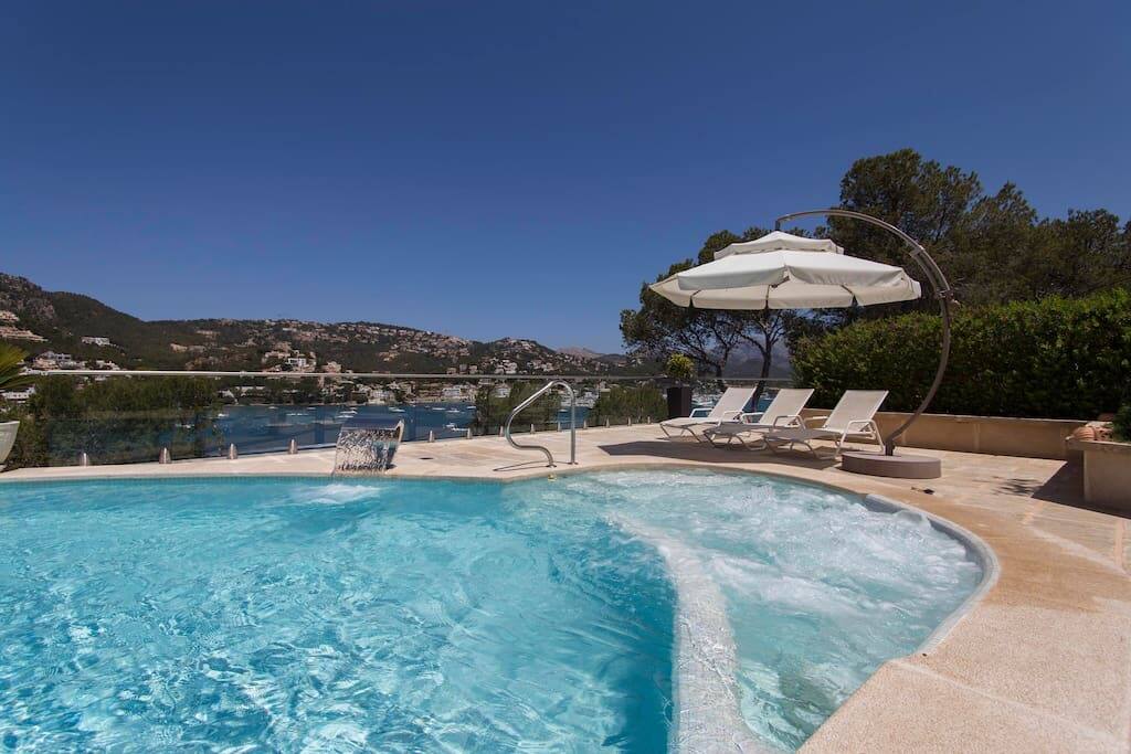 Piscina con jacuzzi